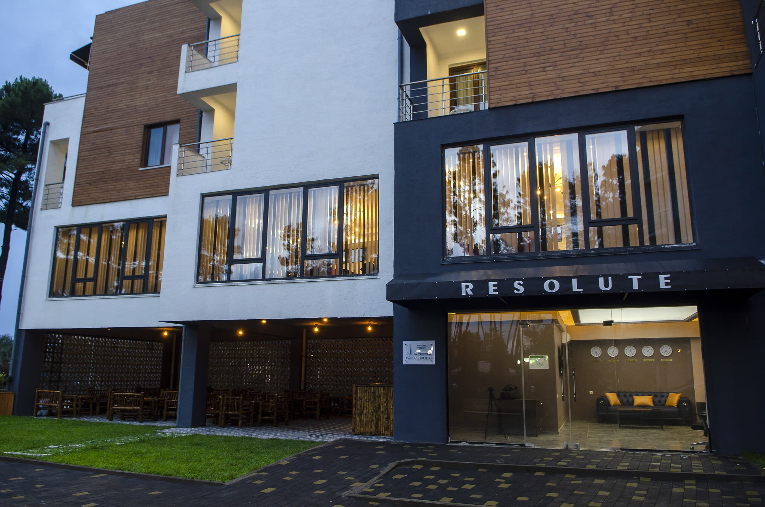 Resolute Hotel — სასტუმროს ტერიტორია